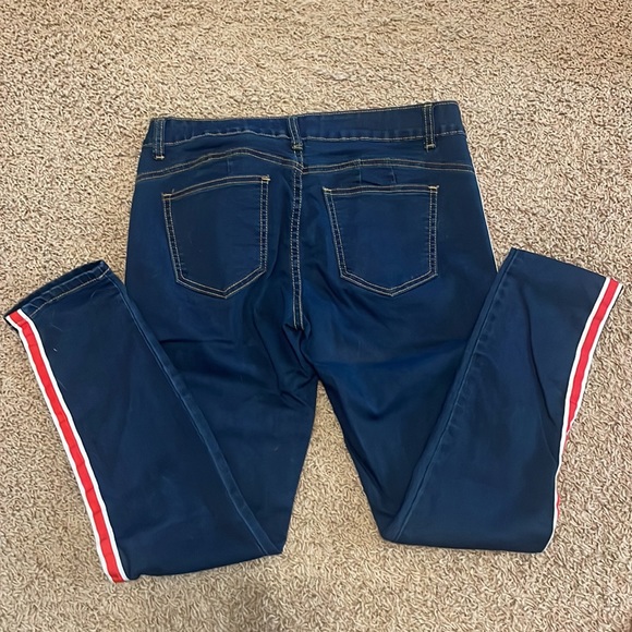 Fashionable Cover Girl stretchy Jeans. - Picture 3 of 5